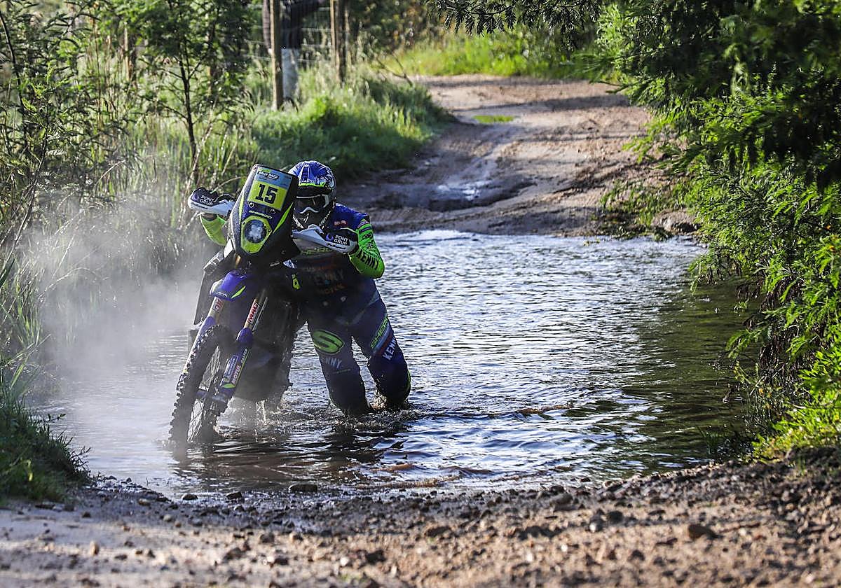 Lorenzo Santolino sale del enorme pozo con la moto en la mano.