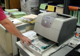 Impresora de papel en una oficina.