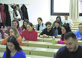Participantes en un examen de los MIR en el Campus Unamuno.