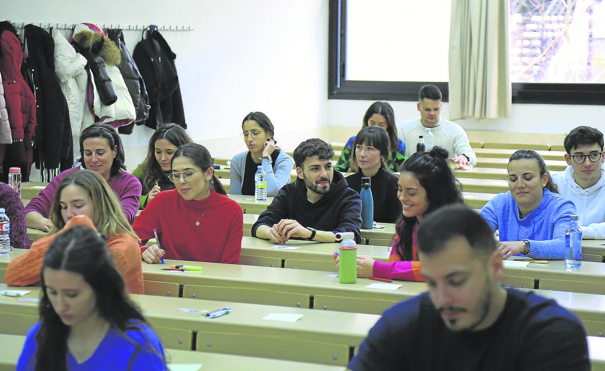 Participantes en un examen de los MIR en el Campus Unamuno.