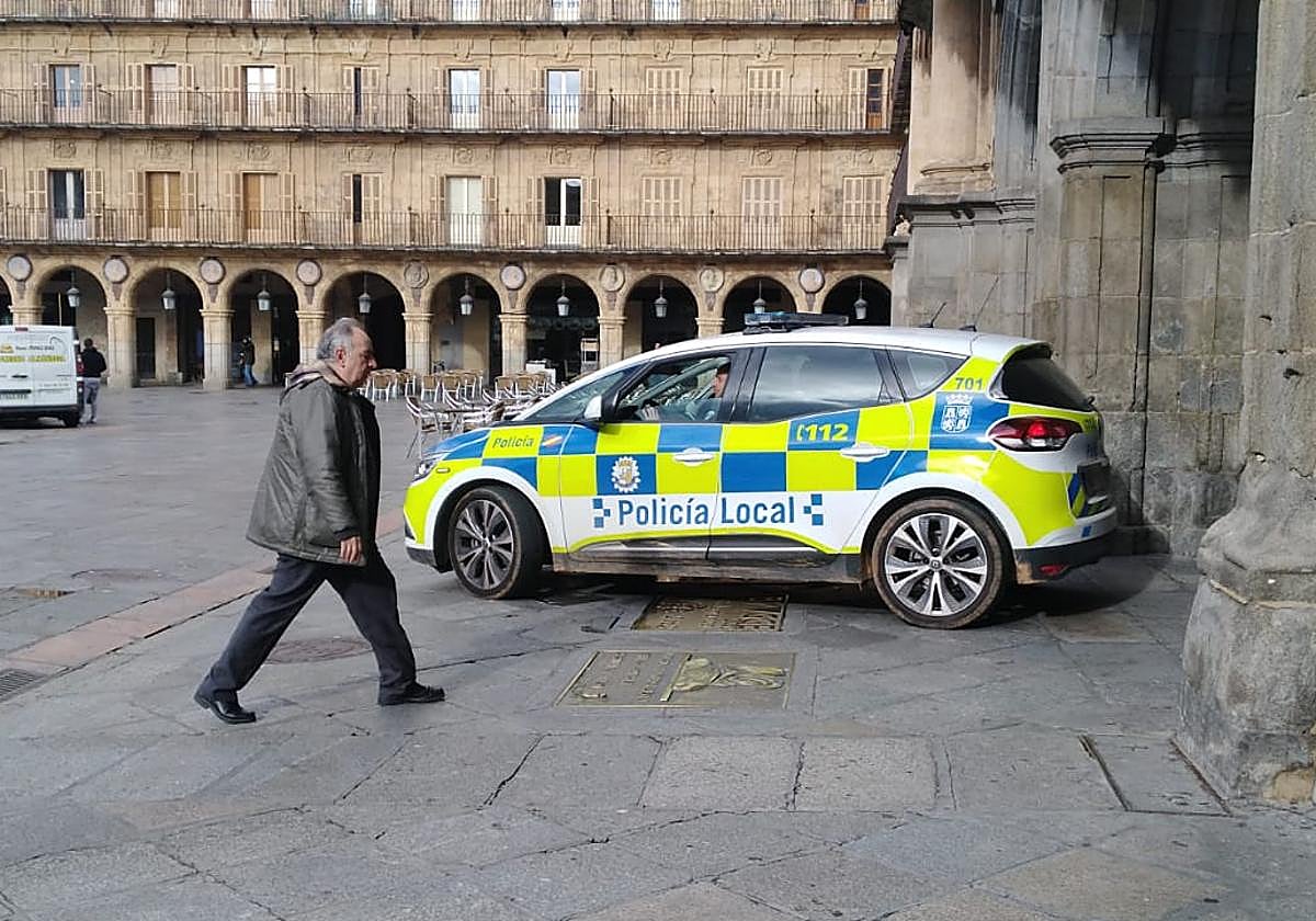 Coche patrulla de la Policía Local en la Plaza Mayor de Salamanca.