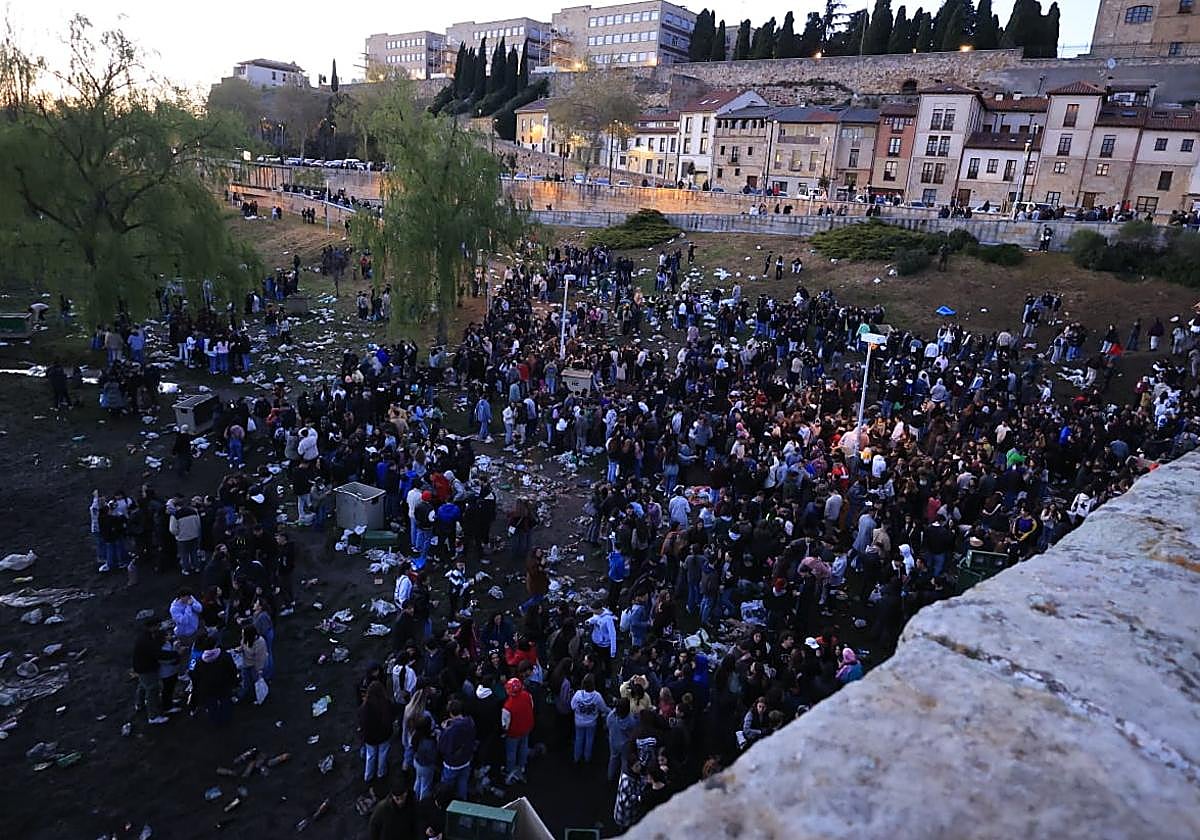 Miles de personas en la zona del Puente Romano para celebrar el Lunes de Aguas.