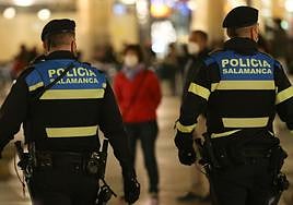 Dos agentes de la Policía Local de Salamanca, en servicio nocturno.