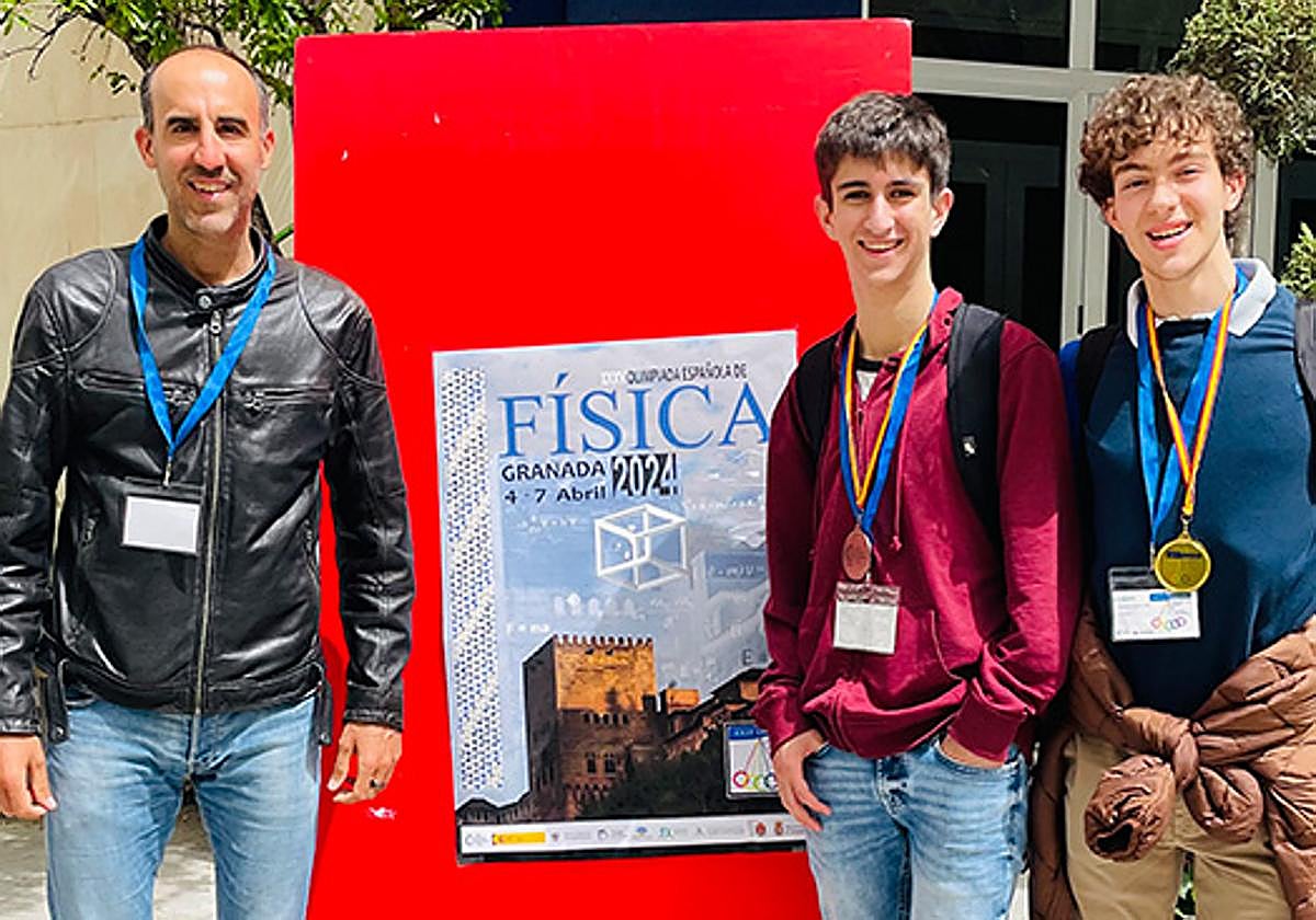 Los alumnos con el profesor de la USAL