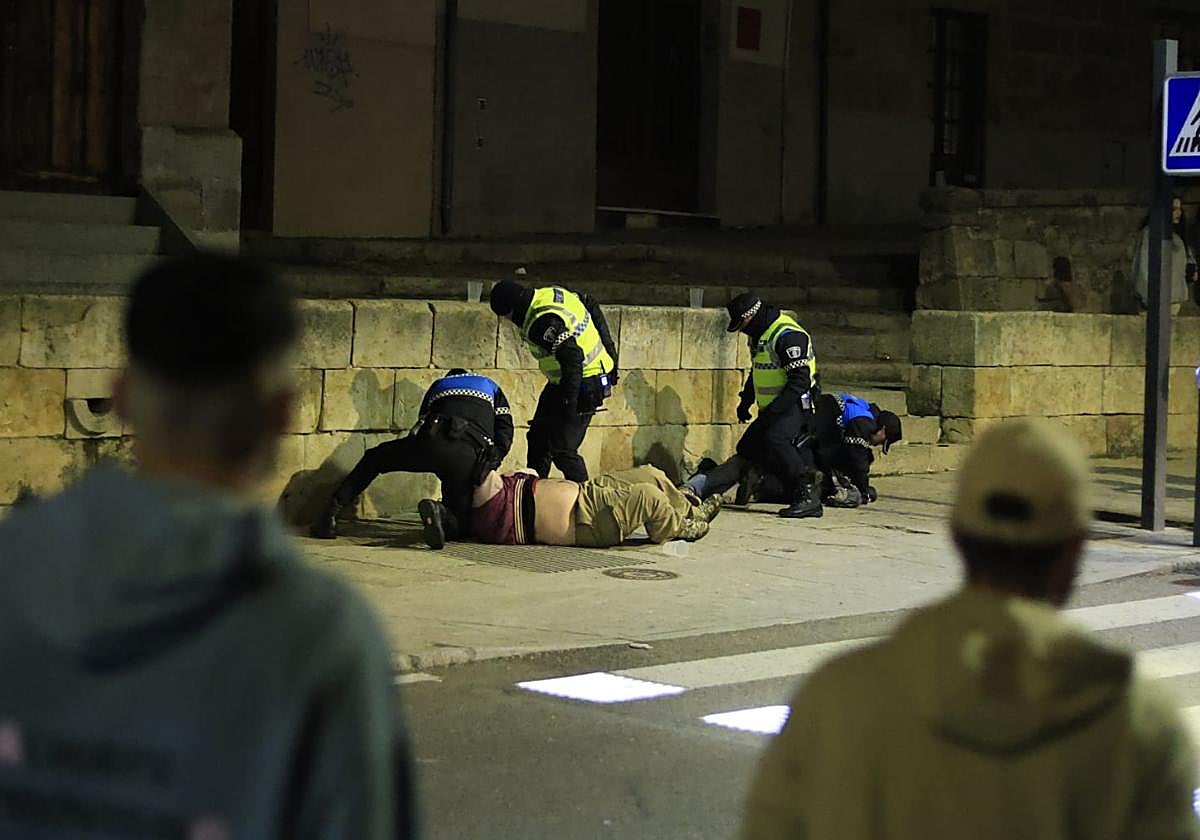 Intervención policial ayer en el Paseo de San Gregorio pasadas las 21:30 horas.