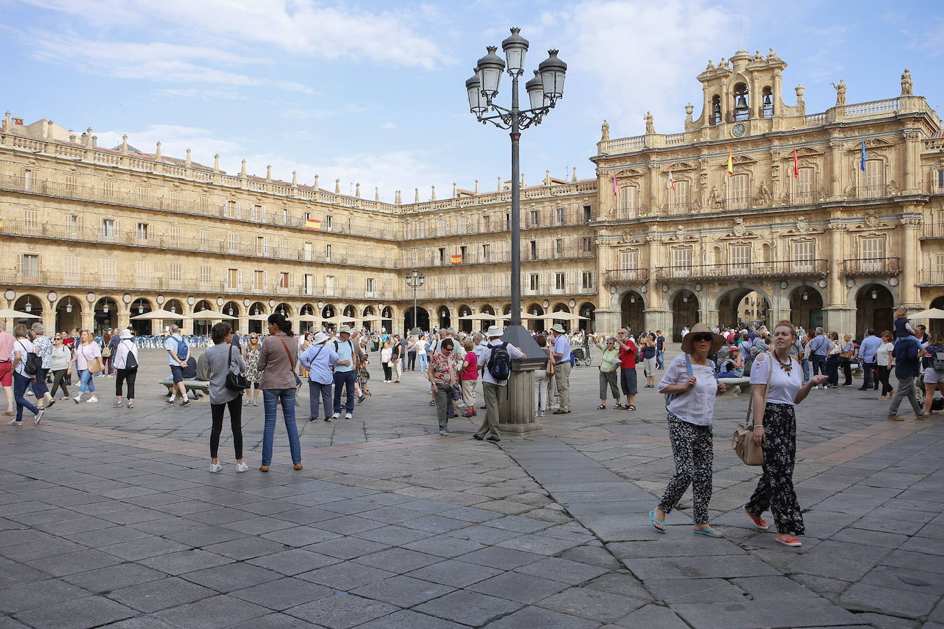 Foto de archivo de turistas en la Plaza Mayor