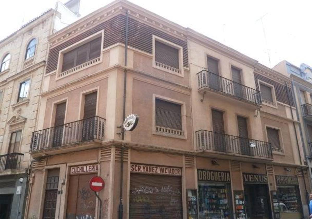 El edificio, que hace esquina con Correhuela y que albergó una perfumería.