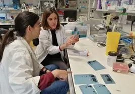 Doctoras observando varias muestras de proteínas en el Centro de Investigación del Cáncer de Salamanca.