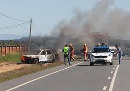 El vehículo en llamas en el lugar del suceso