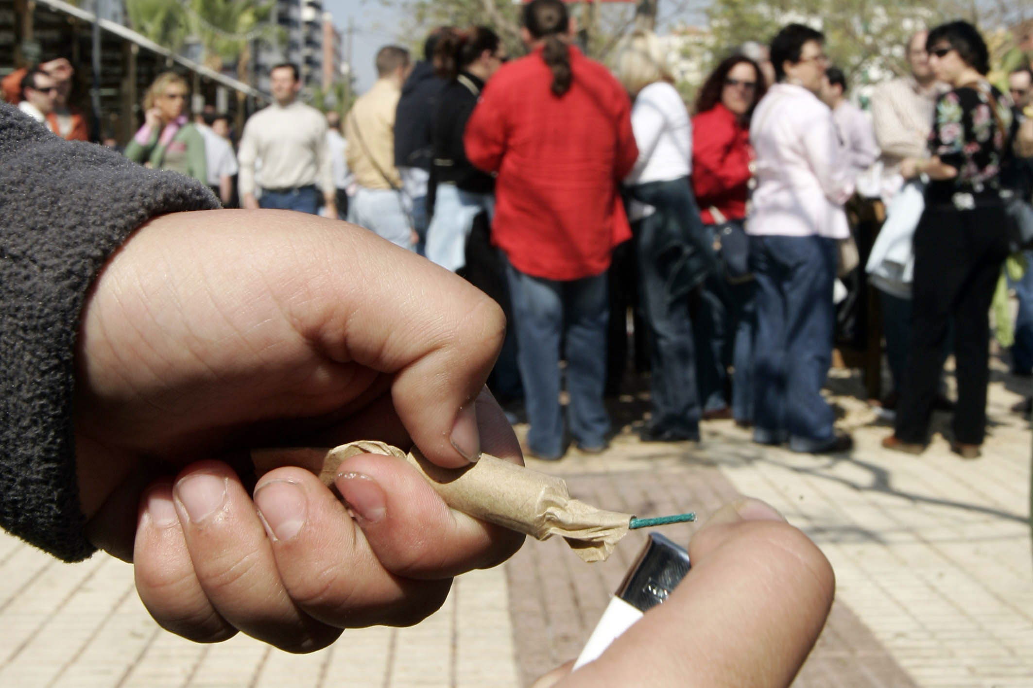 Un joven manipula un petardo en una imagen de archivo.