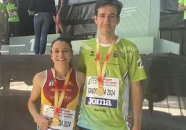 Verónica Sánchez y Dani Sanz, con dos de sus cuatro medallas en Candeleda.