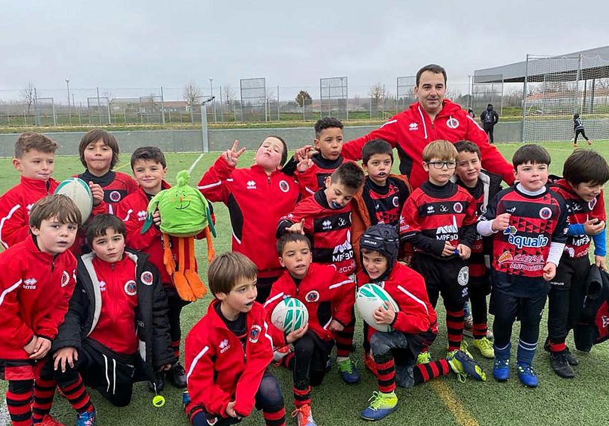 Rubén Baz, con su equipo de categorías inferiores del Salamanca Rugby Club.