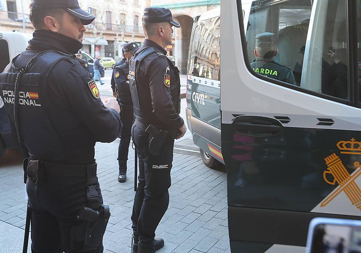 Foto de Archivo de la Policía Nacional y Guardia Civil en la Audiencia Provincial de Salamanca