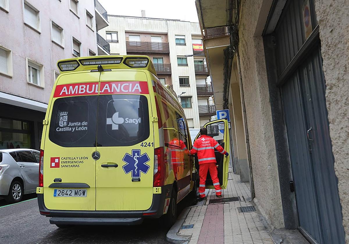Foto de archivo de una ambulancia en Salamanca