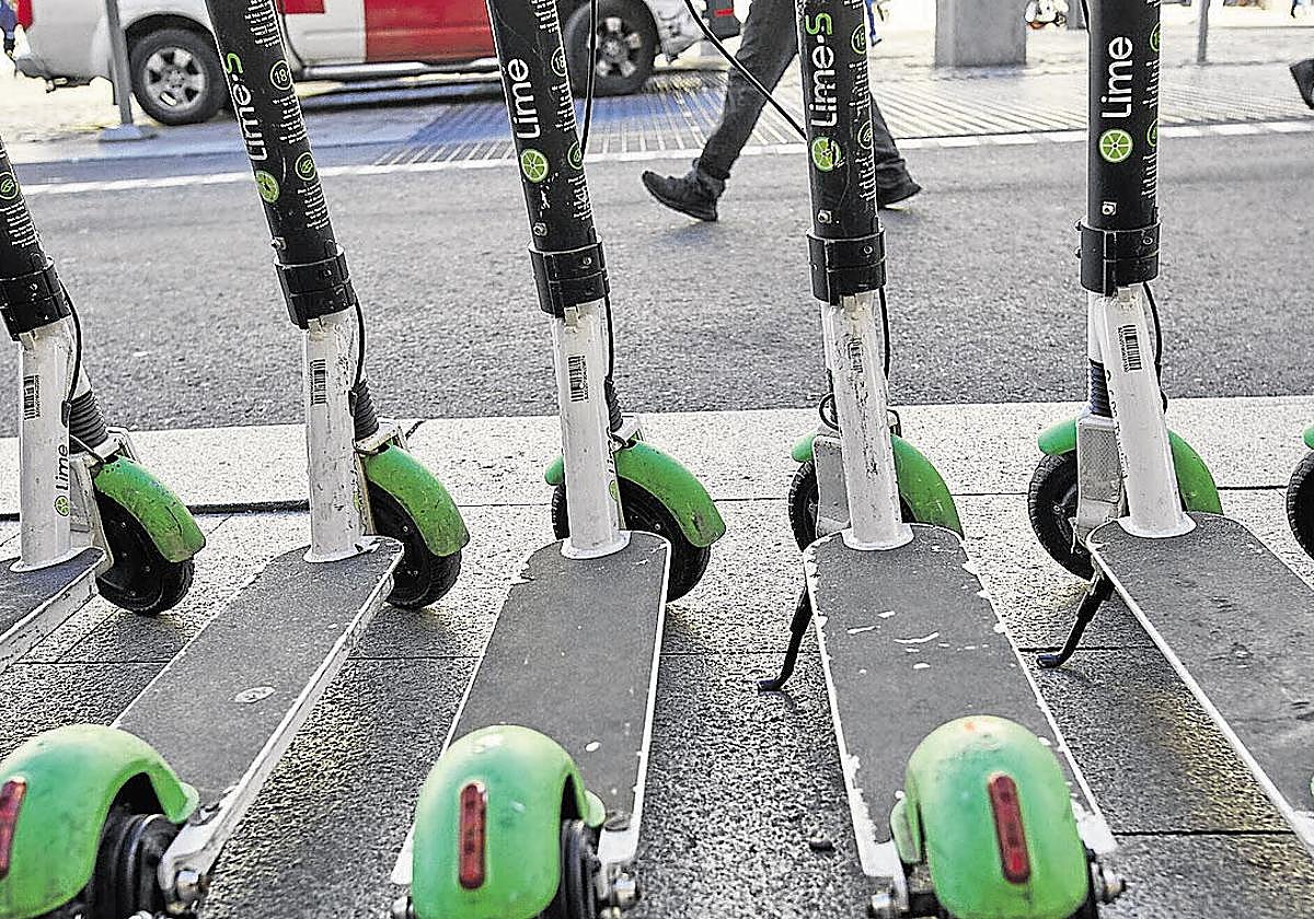 Varios patinetes, aparcados.