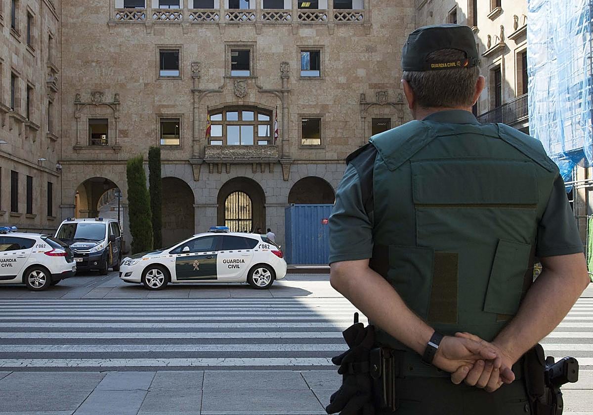 Un agente de la Guardia Civil delante de los juzgados.