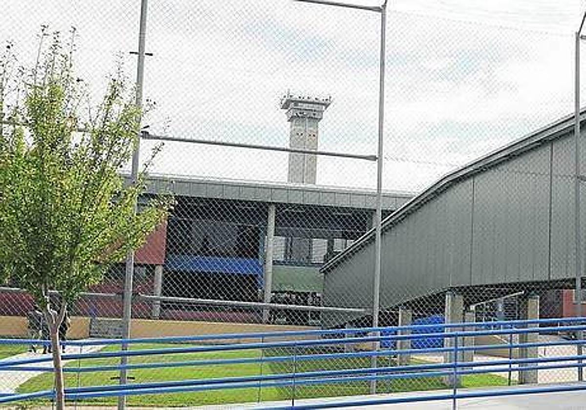 Se ahorca un preso de Topas con una funda de colchón tras agredir a una interna