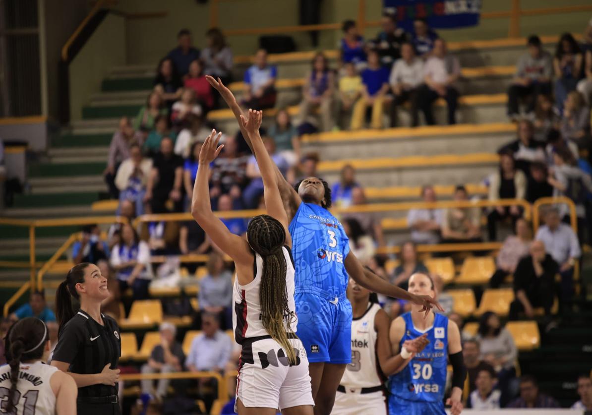 Salto inicial del partido.