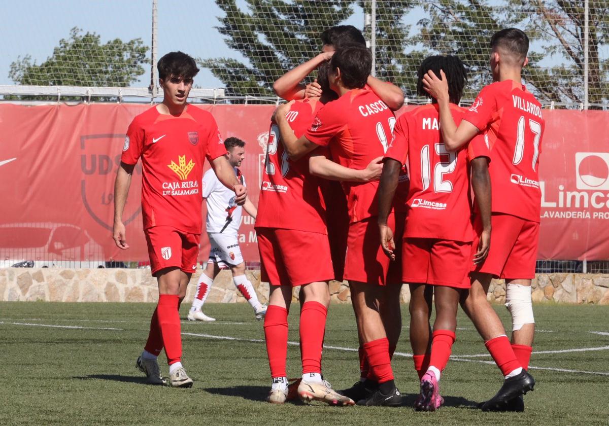 Los jugadores del Santa Marta abrazan a MITO tras lograr el gol.