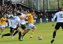 Un momento del partido en Irún.