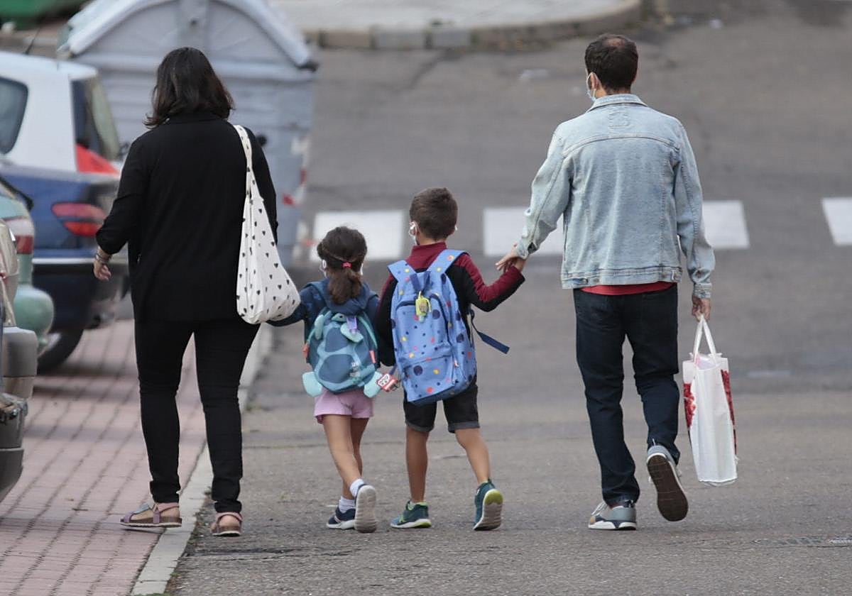 Una familia lleva a sus hijos al colegio en Salamanca.