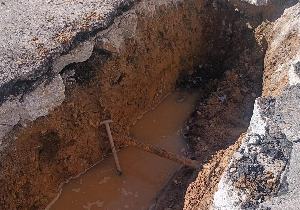 Imagen de una calle del barrio tras un reventón reciente.