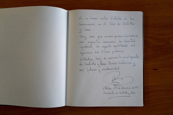 Firma de Alfonso Fernández Mañueco en el Libro de Honor del Ayuntamiento