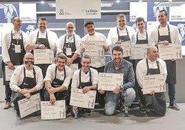 Helio Flores Gutiérrez, primero en la fila de abajo por la derecha, tras participar en el certamen.