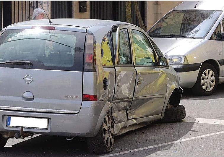Coche accidentado en la calle La Bañeza.