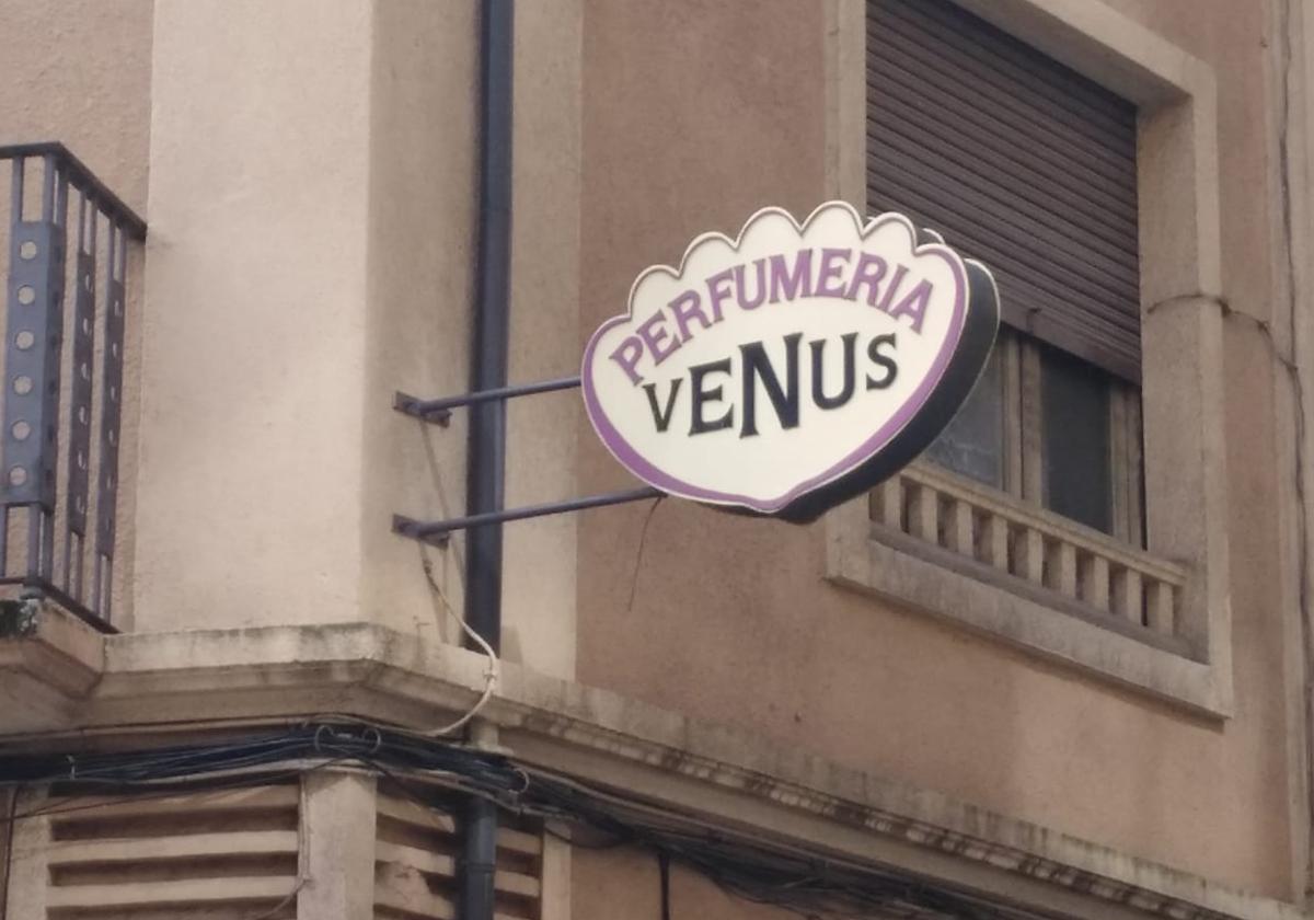 El rótulo de la antigua perfumería Venus en la calle Pozo Amarillo.