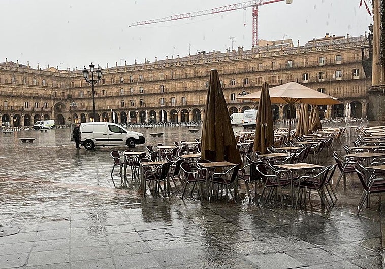 La Plaza Mayor de Salamanca, durante la intensa lluvia de esta mañana de sábado a las 10 horas.