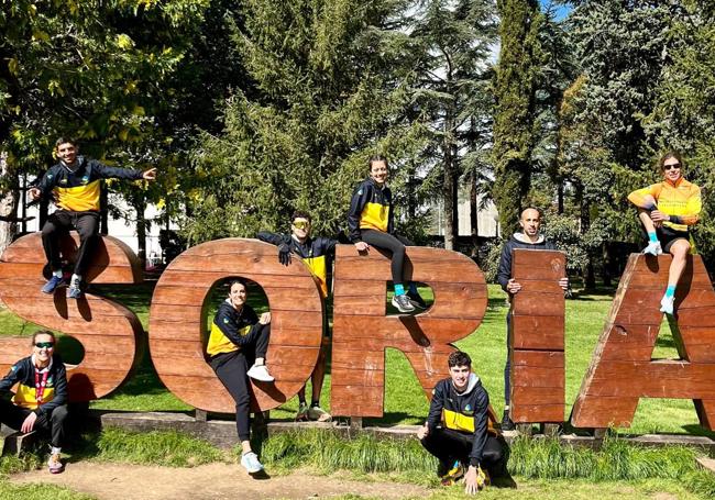 Equipos masculino y femenino de la Escuela de Triatlón Salmantina, en Soria.