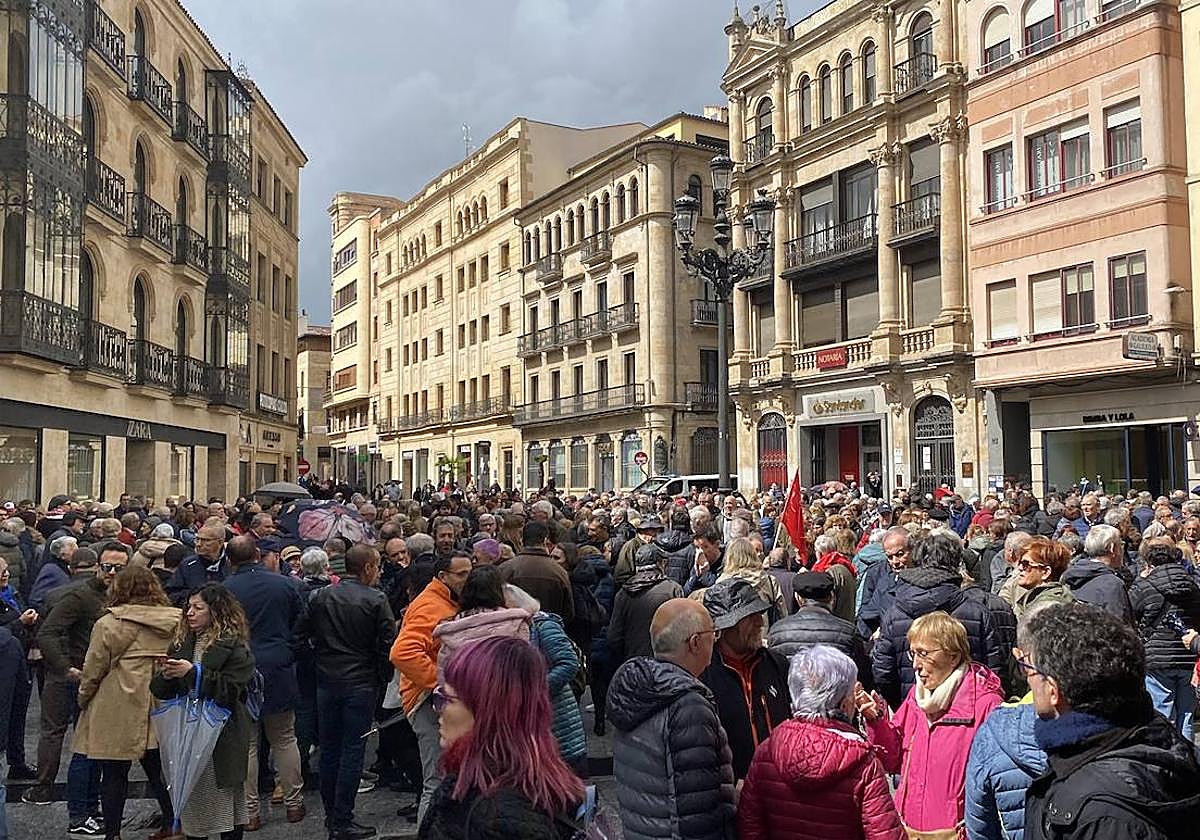 Manifestación en apoyo a Pedro Sánchez en la Plaza del Liceo.
