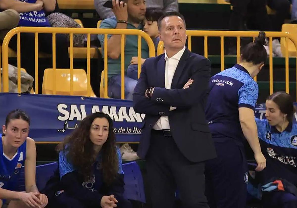 Nacho Martínez, en el banquillo en un partido en Würzburg.