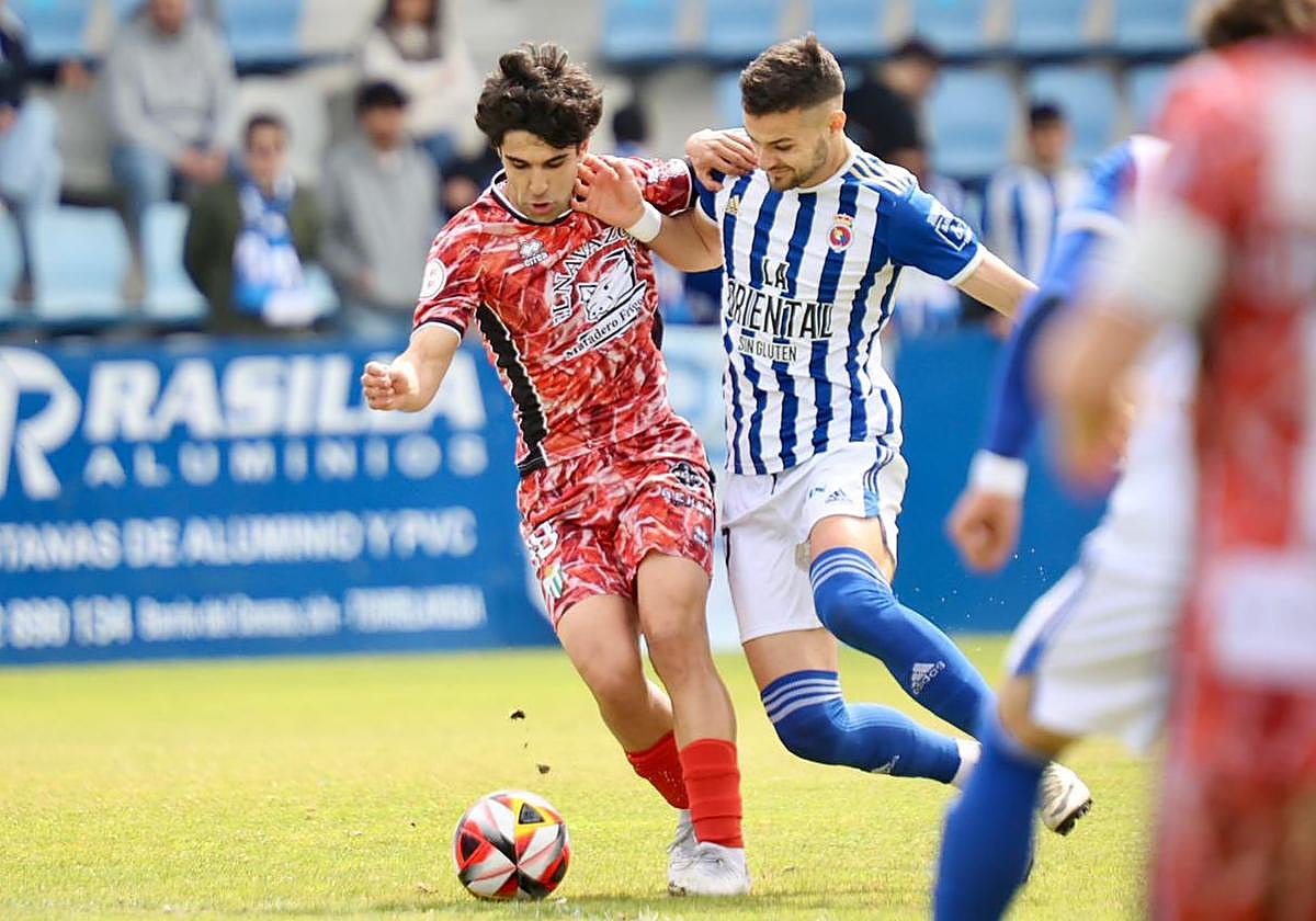 Una acción del partido entre Torrelavega y CD Guijuelo.