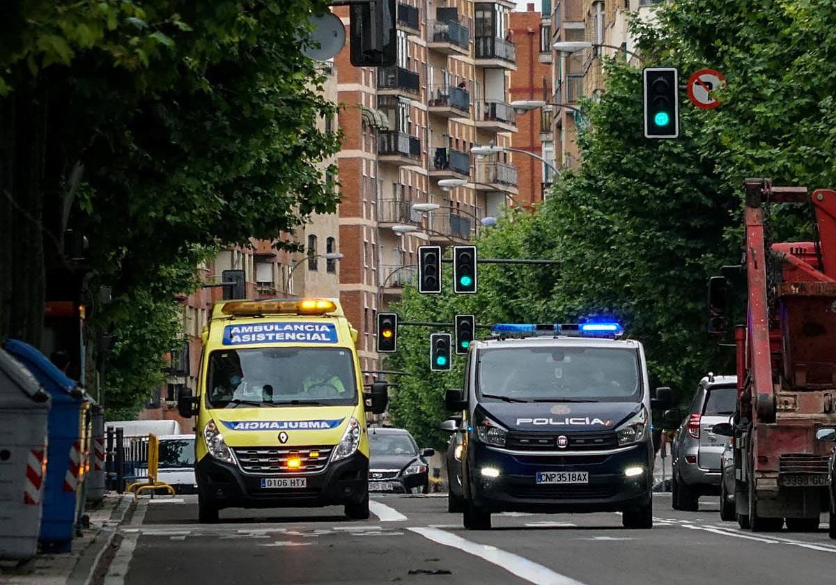 Foto de archivo de una ambulancia y la Policía NacionalS