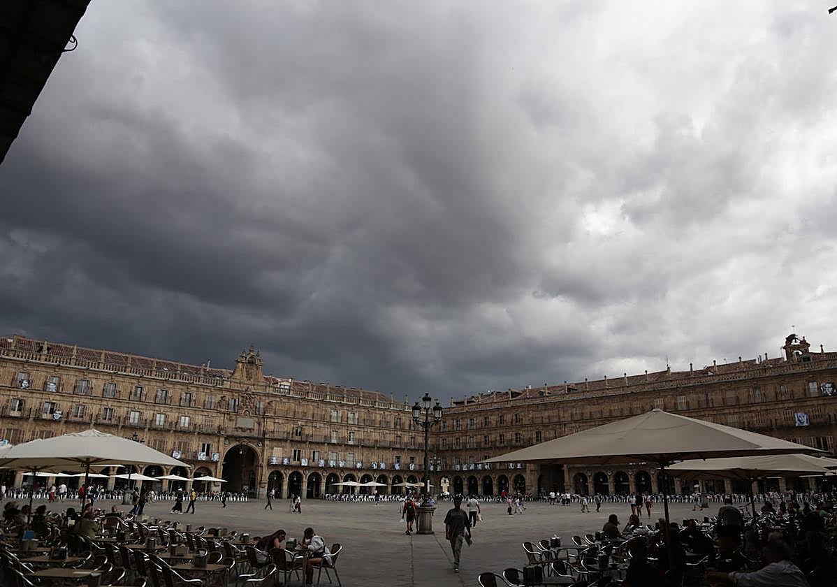 Cielo nuboso en la Plaza Mayor de Salamanca.