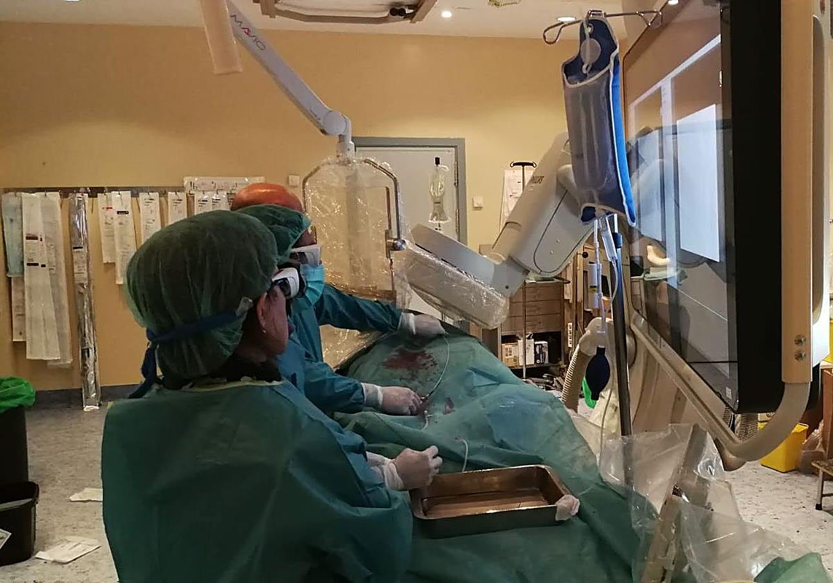 Sanitarios trabajando en un quirófano.