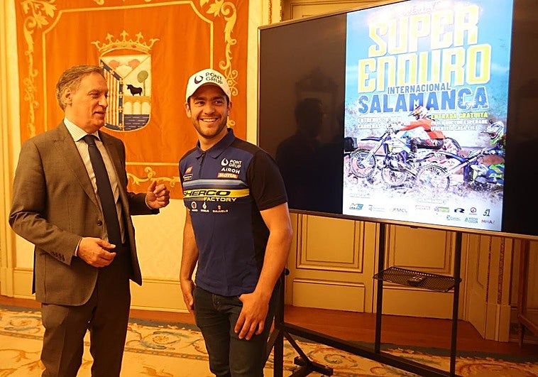 El alcalde de Salamanca, Carlos García Carbayo, junto a Lorenzo Santolino.