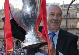 Vicente del Bosque, en la Plaza Mayor de Salamanca durante la celebración por la Eurocopa de 2012.