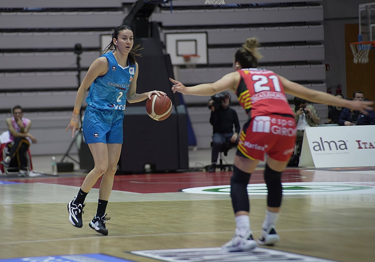 Olçay Cakir dirige a su equipo en la pista de Fontajau