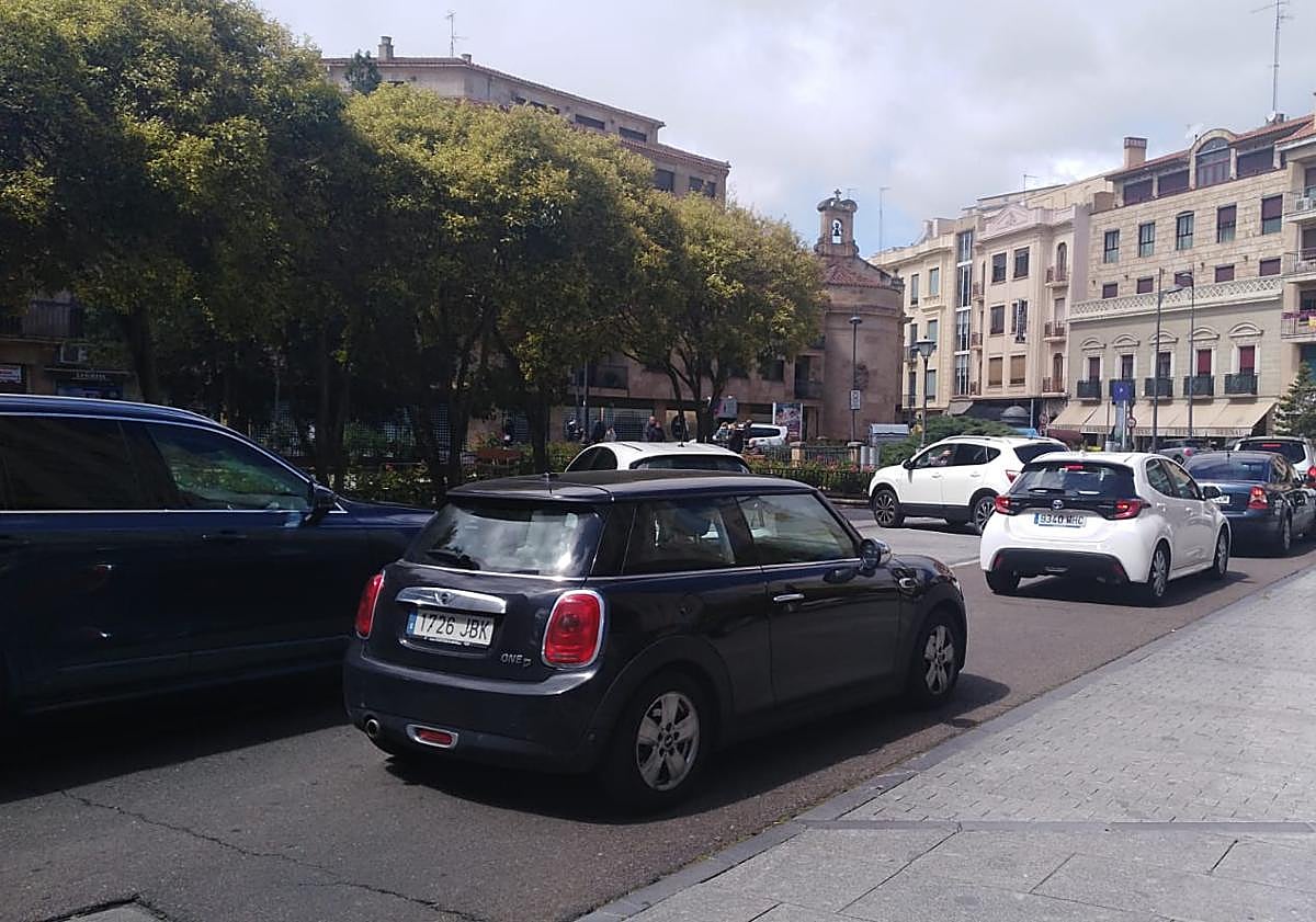 Imagen principal - Colas en la plaza de Santa Eulalia para entrar al parking y el panel señalizador colocado en la Gran Vía.