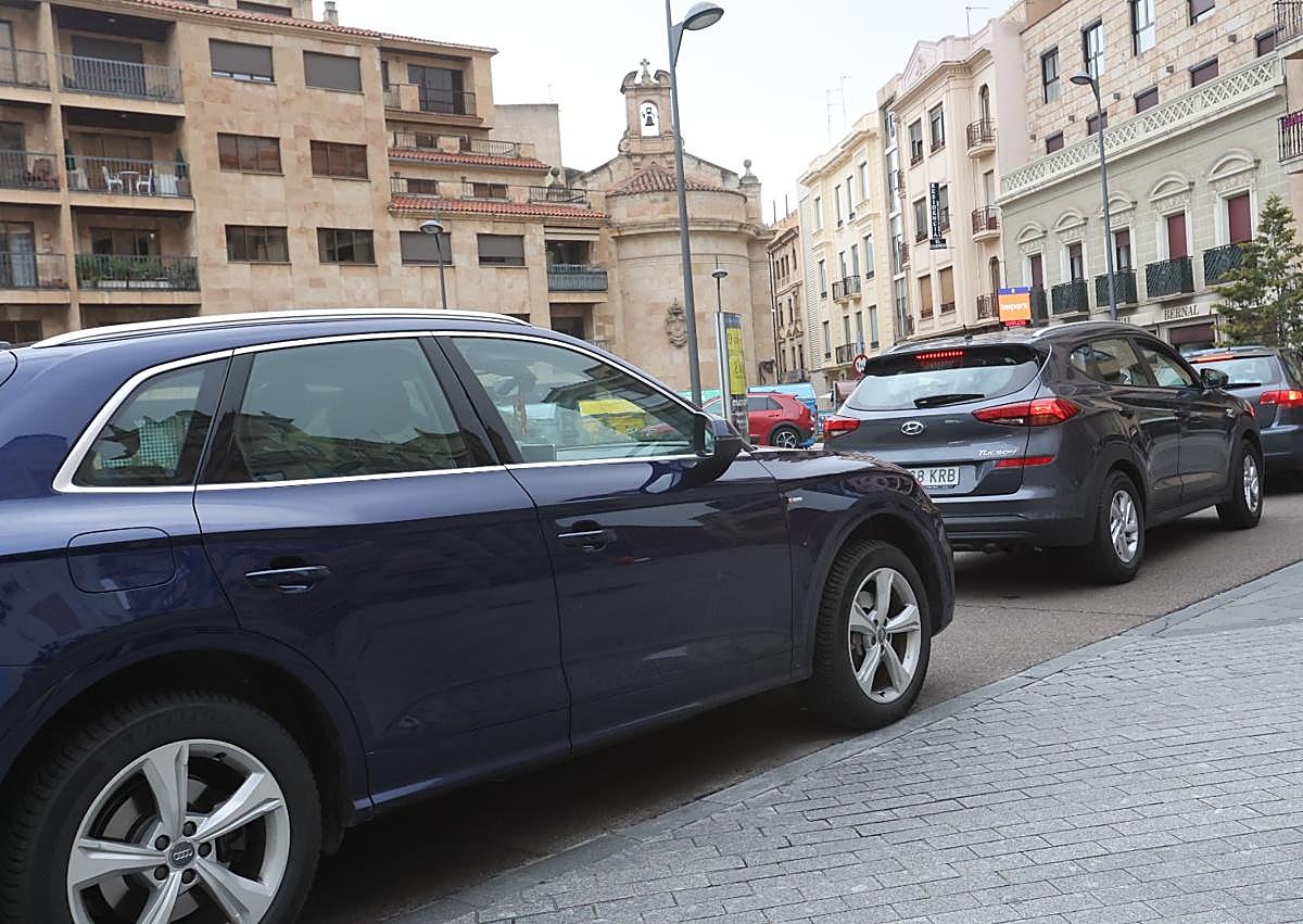 Imagen secundaria 1 - Colas en la plaza de Santa Eulalia para entrar al parking y el panel señalizador colocado en la Gran Vía.