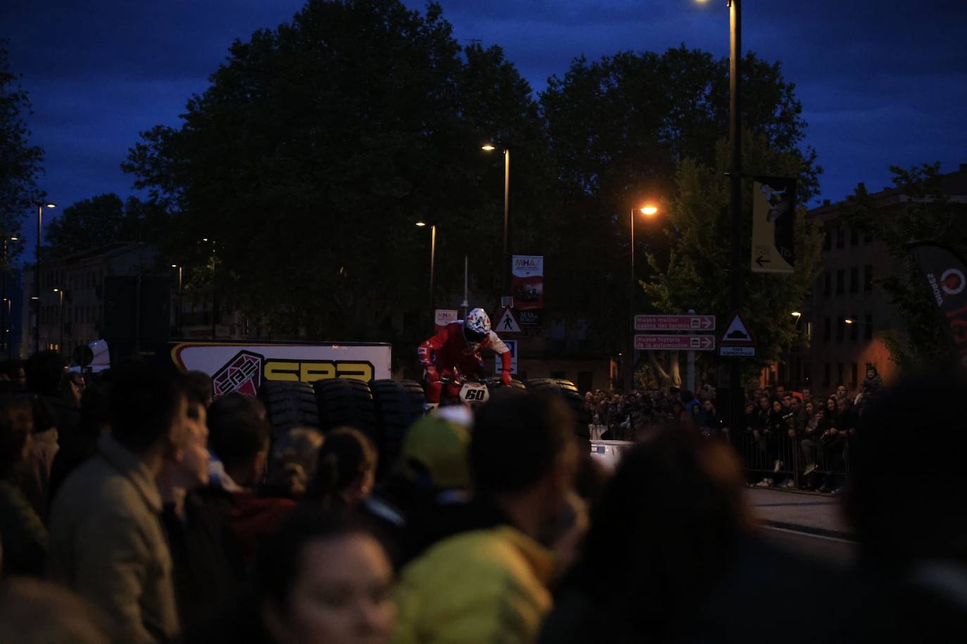 Súper Enduro nocturno en pleno centro de Salamanca