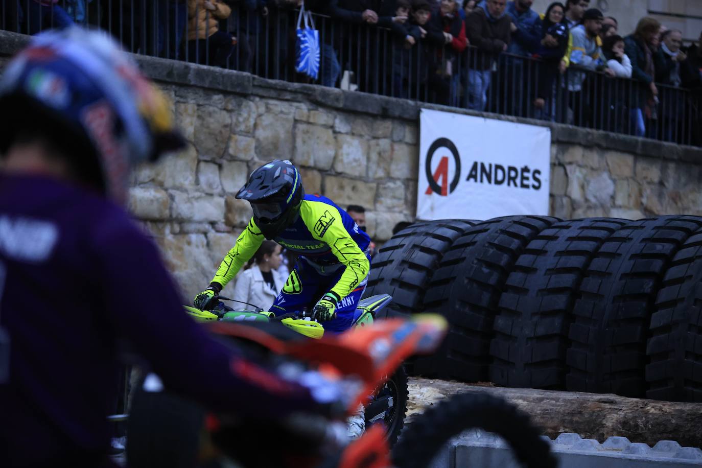 Súper Enduro nocturno en pleno centro de Salamanca