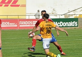 Adri Gómez, jugador de Unionistas de Salamanca, disputa un balón