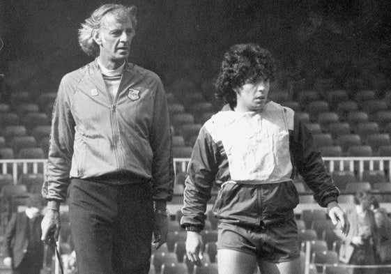 Menotti junto a Maradona durante su primer entrenamiento.