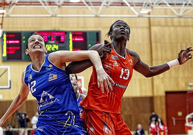 Imagen de uno de los duelos entre Avenida y Rivas de la temporada.