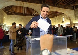 Corchado ejerciendo su derecho a voto