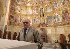 Miguel Ruano, delante del monumental Retablo Mayor de la Catedral Vieja de Salamanca donde ha oficiado como cura en multitud de bodas.